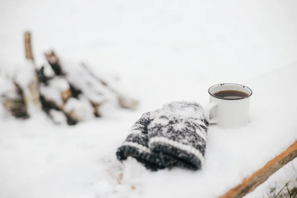 Теплый Чай Уютные Вязаные Перчатки Снегу Деревянной Скамейке Зимнем Парке — стоковое фото