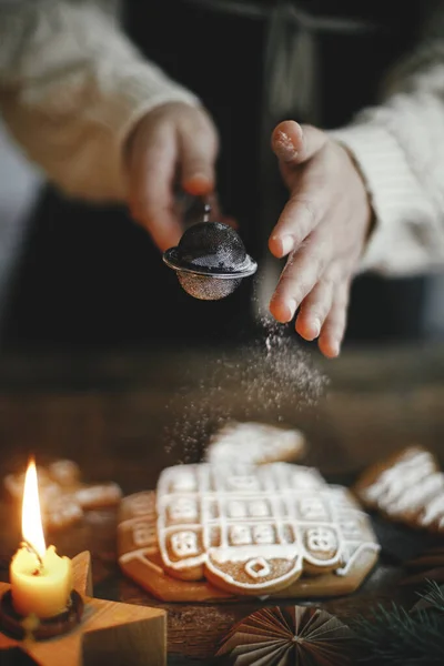 Kvinna Förkläde Dekorera Jul Pepparkakor Med Socker Pulver Rustika Träbord — Stockfoto