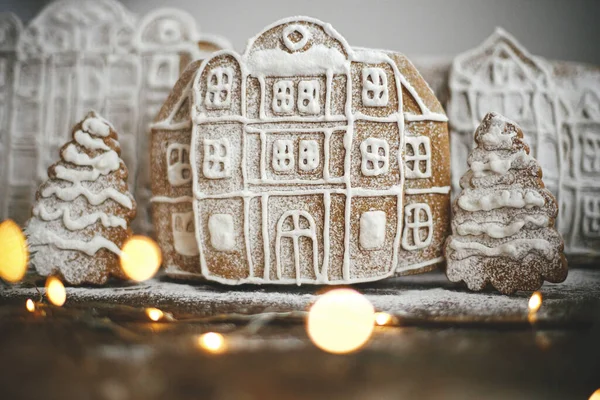 Wesołych Świąt Świąteczne Domki Piernika Drzewa Śniegu Rustykalnym Drewnie Złotymi — Zdjęcie stockowe