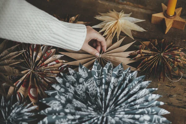 Mano Sosteniendo Elegante Estrella Papel Navidad Sobre Fondo Rústico Hermosas — Foto de Stock