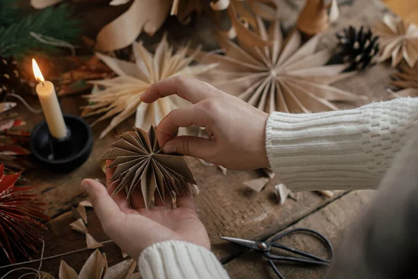 制造时尚的圣诞明星 手牵着星星的手工造纸背景是手工制作的瑞典星星 剪子在乡村的木头上 喜庆装饰的制作过程 — 图库照片