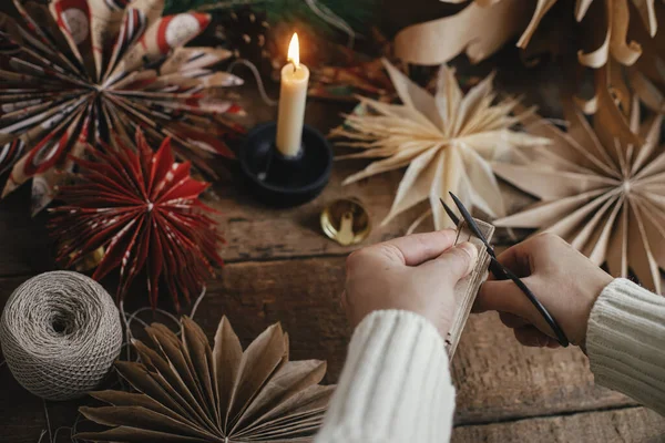 Делать Стильные Рождественские Звезды Руки Режут Сложенную Ремесленную Бумагу Ножницами — стоковое фото