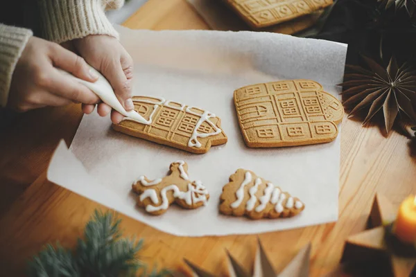 Kezek Díszítő Karácsonyi Mézeskalács Cookie Cukormázzal Fából Készült Asztalra Gyertya Jogdíjmentes Stock Képek