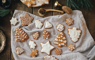 Mutlu Noeller ve mutlu tatiller! Noel kurabiyeleri peçeteli, süslemeli ve baharatlı köy kurabiyeleri. Huysuz görüntü, düz yatış. Süslü Noel kurabiyeleri.