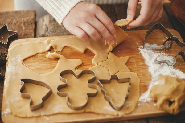 전통적 크리스마스 식탁에서 향신료와 장식으로 진저브레드 쿠키를 만드는 손으로 반죽을 — 스톡 사진