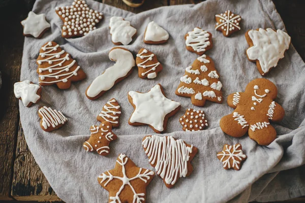 Modern Christmas Gingerbread Cookies Rustic Napkin Atmospheric Moody Image Stylish — Stock Photo, Image