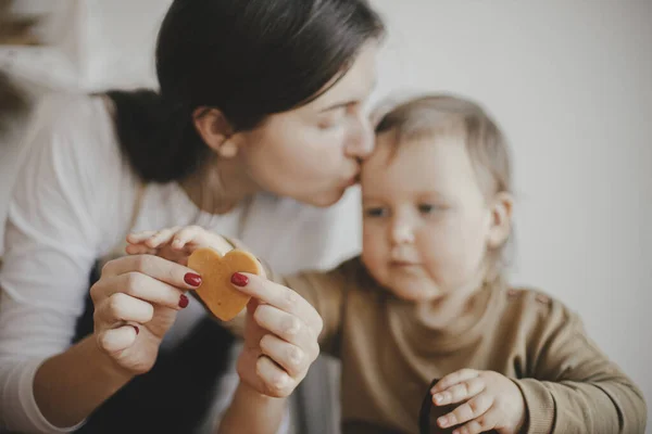 Preparativos Para Férias Família Filha Mãe Bonitos Fazendo Biscoitos Natal — Fotografia de Stock