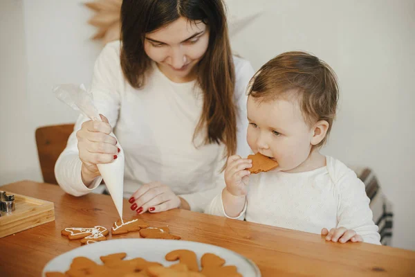 Imádnivaló Kislányuk Édesanyjuk Mézeskalácsot Sütnek Asztalon Modern Skandináv Szobában Aranyos — Stock Fotó
