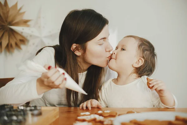 Cute Little Córka Matka Dekorowanie Christmas Pierniki Ciasteczka Lukrem Drewnianym — Zdjęcie stockowe