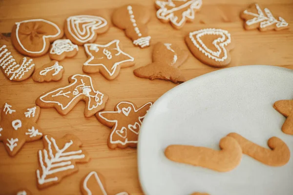 Galletas Jengibre Navideñas Con Glaseado Plato Moderno Mesa Madera Simples — Foto de Stock