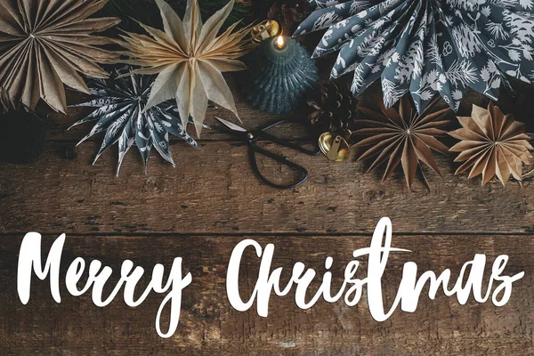 メリークリスマスグリーティングカード クリスマスの星 キャンドル 素朴な木製のテーブルフラットレイアウト上の装飾品にメリークリスマステキスト メリークリスマスとハッピーホリデー 手書きのサイン — ストック写真