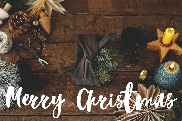 Frohe Weihnachten Text Auf Stilvollem Weihnachtsgeschenk Stoff Mit Tannenzweig Auf — Stockfoto