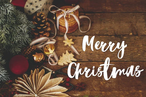 メリークリスマスグリーティングカード クッキー スタイリッシュな贈り物 素朴なテーブルの上のお祝いの装飾にメリークリスマスのテキスト 大気中の酸素組成 ハッピー ホリデー 手書きのサイン — ストック写真