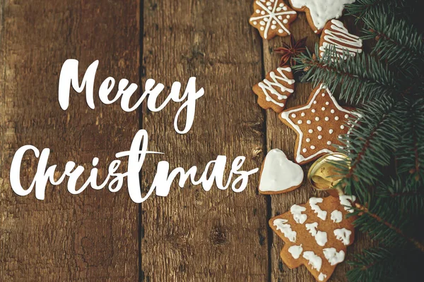 Frohe Weihnachten Grußkarte Fröhliche Weihnachtstexte Auf Lebkuchen Tannenzweige Auf Rustikalem — Stockfoto
