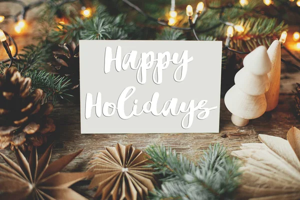 Happy Holidays Texto Sobre Cartão Felicitações Estrelas Papel Natal Árvores — Fotografia de Stock
