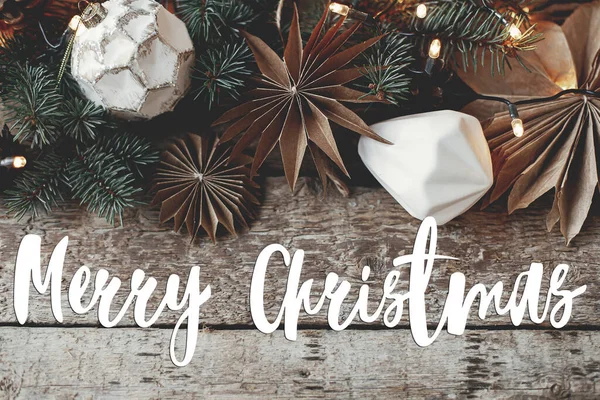 Frohe Weihnachten Grußkarte Frohe Weihnachten Text Auf Schmuck Papiersterne Tannenzweige — Stockfoto