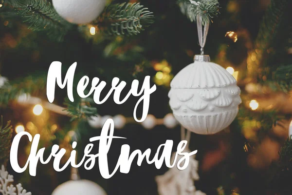 メリークリスマスグリーティングカード ライトが付いているスタイリッシュなBohoクリスマスツリーに掛かる現代の白い泡のメリークリスマステキスト 季節ごあいさつ ハッピー ホリデー 手書きのサイン — ストック写真