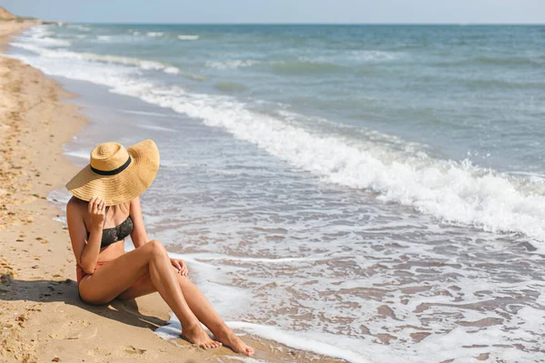 Sommerferien Schöne Stilvolle Frau Mit Hut Sitzt Sandstrand Meer Wellen — Stockfoto