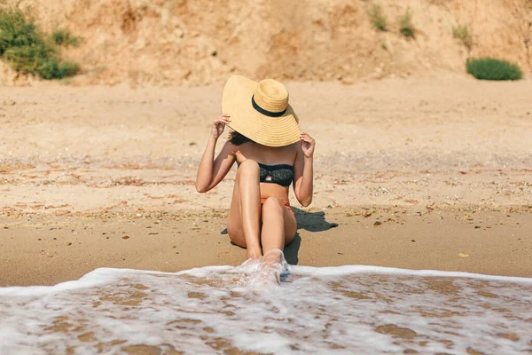 Schöne Stilvolle Frau Mit Hut Sitzt Sandstrand Meer Wellen Und — Stockfoto