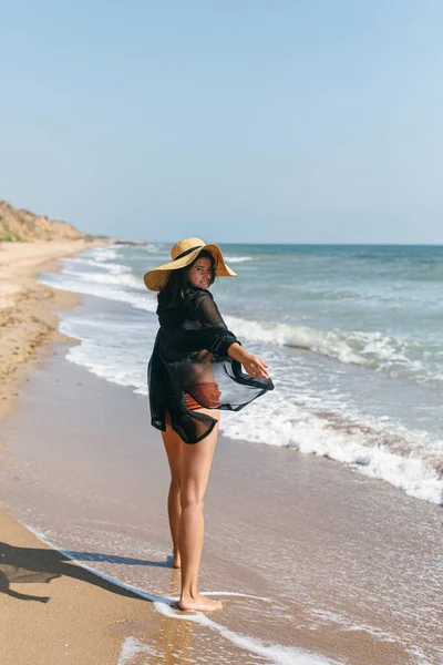 Férias Mulher Bonita Elegante Com Chapéu Andando Praia Areia Ondas — Fotografia de Stock