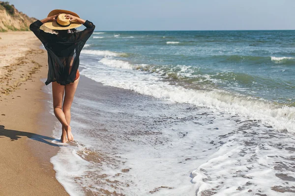 Schöne Unbeschwerte Frau Die Sandstrand Den Wellen Des Meeres Spazieren — Stockfoto