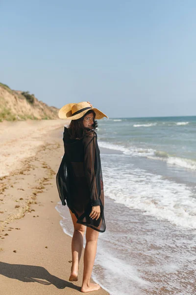 Férias Mulher Bonita Elegante Com Chapéu Andando Praia Areia Ondas — Fotografia de Stock
