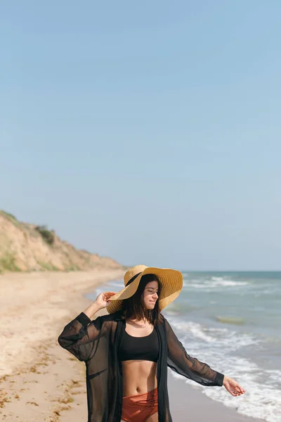 Hermosa Mujer Despreocupada Con Sombrero Caminando Playa Arena Las Olas — Foto de Stock