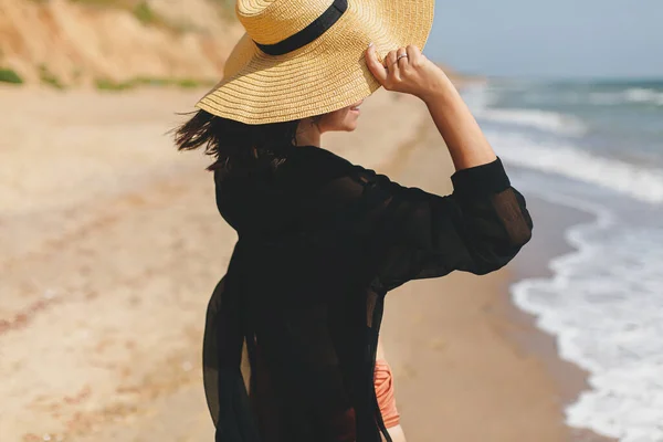 Stilvolle Unbeschwerte Frau Mit Hut Die Sonnigen Strand Meer Spazieren — Stockfoto