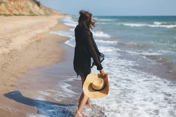 Летние Каникулы Стильная Женщина Шляпе Гуляющая Песчаному Пляжу Морских Волнах — стоковое фото