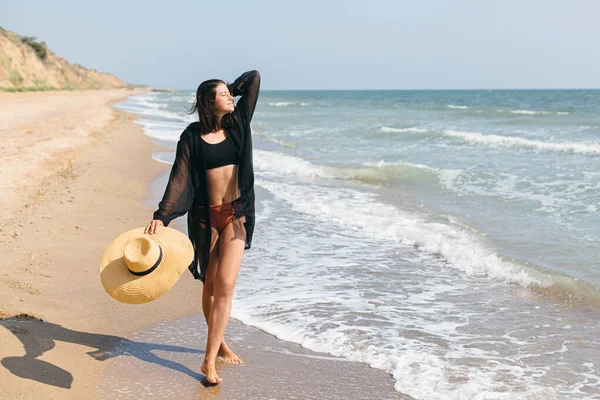 Sommerferien Schöne Stilvolle Frau Mit Hut Fuß Auf Dem Sandstrand — Stockfoto