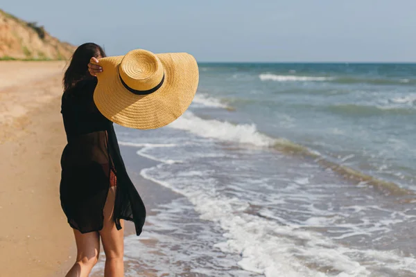 Unbekümmert Glückliche Frau Mit Windigem Haar Hut Und Spaß Sandstrand — Stockfoto