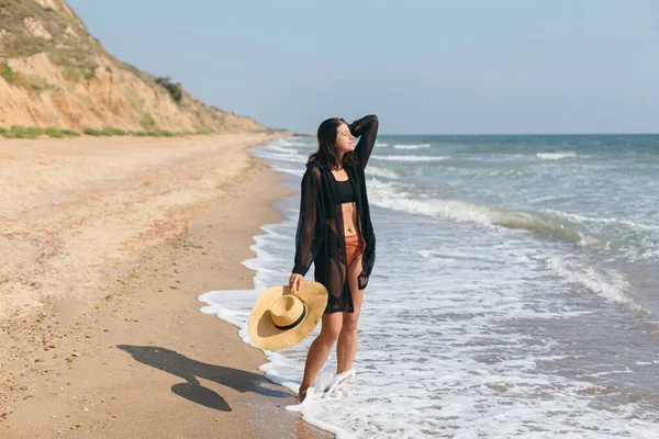 Sommerferien Schöne Stilvolle Frau Mit Hut Fuß Auf Dem Sandstrand — Stockfoto