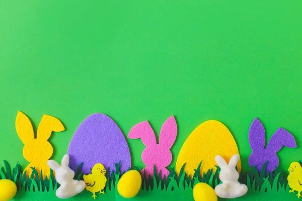 Colorful Easter Bunnies Eggs Chickens Grass Green Background Top View — Fotografia de Stock
