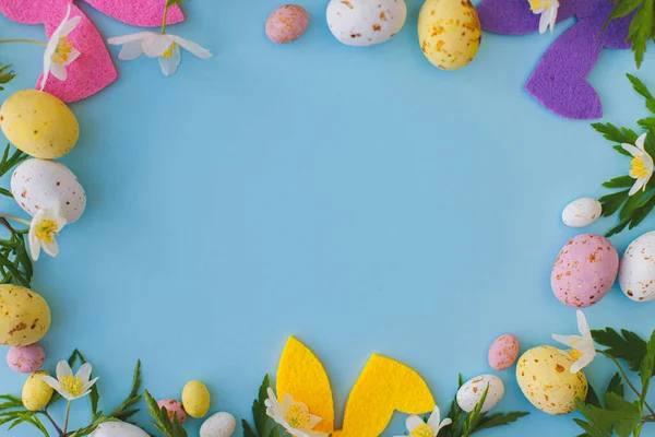 Colorful Easter Bunnies Chocolate Eggs Spring Flowers Frame Blue Background — Stock Photo, Image