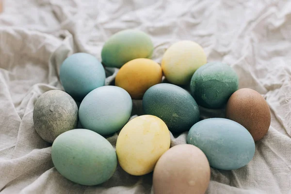 Velikonoční Vajíčka Rustikálním Lněném Ubrousku Veselé Velikonoce Stylové Přírodní Barvené — Stock fotografie