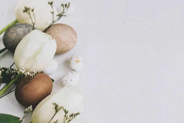 Vrolijk Pasen Stijlvolle Paaseieren Tulpen Grenzen Aan Rustieke Witte Houten — Stockfoto