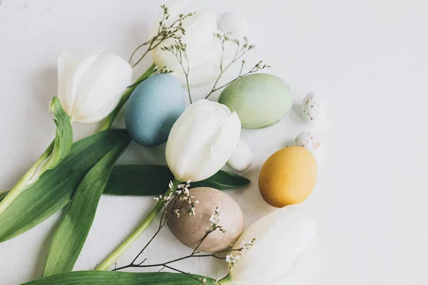 复活节快乐 风格别致的复活节彩蛋和郁金香在乡村的白色木制背景上 天然色彩艳丽的彩蛋和春花构图 柔和的大气形象 问候语 — 图库照片