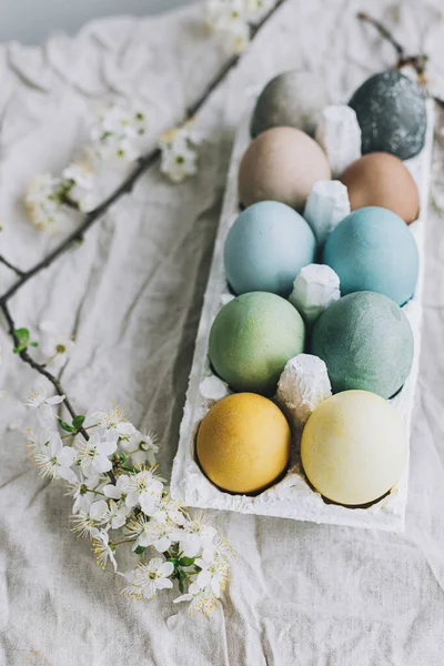 Elegantes Huevos Pascua Flores Cerezo Tela Lino Rústico Feliz Pascua —  Fotos de Stock