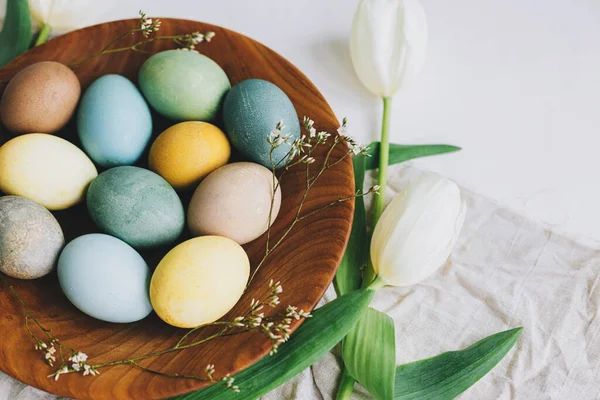 Счастливой Пасхи Стильные Пасхальные Яйца Деревянной Тарелке Тюльпаны Льняная Салфетка — стоковое фото