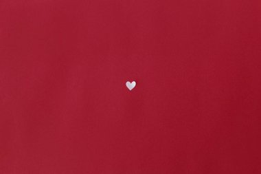Sevgililer Günün kutlu olsun! Valentine 'ın kalbi kırmızı arka planda yatıyordu. Mesaj için boşluk vardı. Sevgililer Günü kartı çok az. Kırmızı kağıtta kesilmiş şirin, küçük beyaz bir kalp. Aşk konsepti