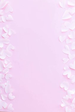 Zarif sevgililer günü kalpleri pembe arka planda yatıyordu. Sevgililer Günün kutlu olsun! Sevgililer Günü kartı şablonu. Pembe kağıt üzerinde sevimli, küçük, beyaz kesme kalpler. Aşk konsepti