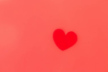 Aşk konsepti. Zarif sevgililer günü kalbi kırmızı ışıkta yumuşak kırmızı arka planda, düz yerde metin için yatıyordu. Sevgililer Günün kutlu olsun. Sevgililer Günü duvar kağıdı şablonu