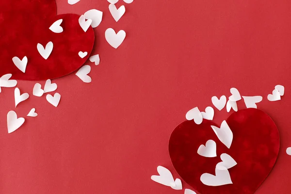 ハッピーバレンタインデー 赤い背景のフラットレイアウト テキストのためのスペースにスタイリッシュな心 バレンタインデーグリーティングカードテンプレート かわいいベルベットの心と小さな白い心は 赤い紙の上にカット — ストック写真