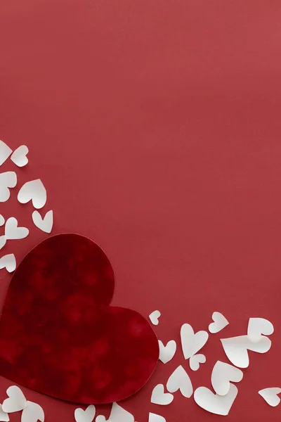 赤い背景のフラットレイアウト テキストのためのスペースにスタイリッシュな心 バレンタインデーグリーティングカードテンプレート ハッピーバレンタインデー かわいいベルベットの心と小さな白い心は 赤い紙の上にカット — ストック写真