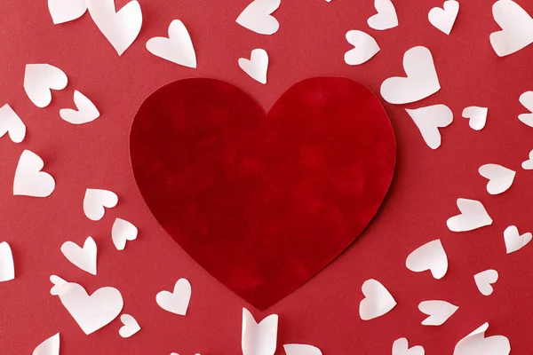 ハッピーバレンタインデー スタイリッシュなバレンタインハートが赤い背景に描かれています バレンタインデーカード かわいい赤いベルベットの心と小さな白い心は 赤い紙の上にカット 愛の概念 — ストック写真