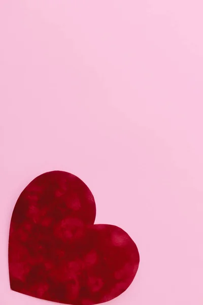 ハッピーバレンタインデー ピンクの背景にスタイリッシュなバレンタインハートがテキストのためのスペースとフラットレイアウト バレンタインデーカードのテンプレート ピンクの紙にかわいい赤いベルベットの心 愛の概念 — ストック写真