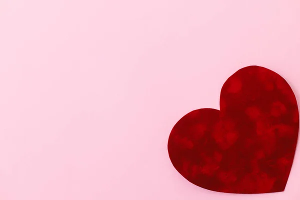 ハッピーバレンタインデー ピンクの背景にスタイリッシュなバレンタインハートがテキストのためのスペースとフラットレイアウト バレンタインデーカードのテンプレート ピンクの紙にかわいい赤いベルベットの心 愛の概念 — ストック写真