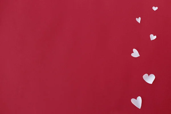 ハッピーバレンタインデー 文字のためのスペースと赤の背景フラットレイアウト上のスタイリッシュな心の境界線 バレンタインデー かわいい白いハートが赤い紙に切り取られています グリーティングカードテンプレート — ストック写真