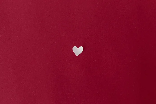 Concept Amour Valentine Coeur Plat Posé Sur Fond Rouge Avec — Photo