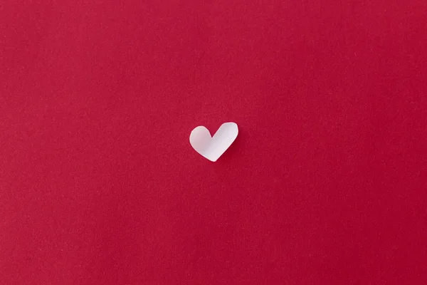 ハッピーバレンタインデー バレンタインハートフラットテキストのためのスペースと赤の背景に横たわっていた バレンタインデーの最小カード かわいい白いハートが赤い紙に切り取られています 愛の概念 — ストック写真